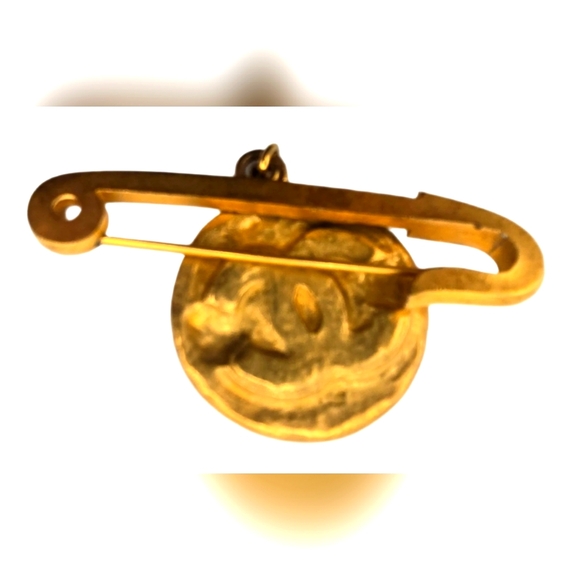 #25 Chanel Preloved CC Gold Medallion Brooch - Picture 2 of 16
